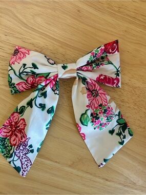 Brand new and never worn Lilly Pulitzer hair bow clip